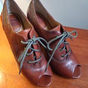 Frye Chelsea Spice Studded Peep Toe Lace Up Platform Heels sz 8M Brown